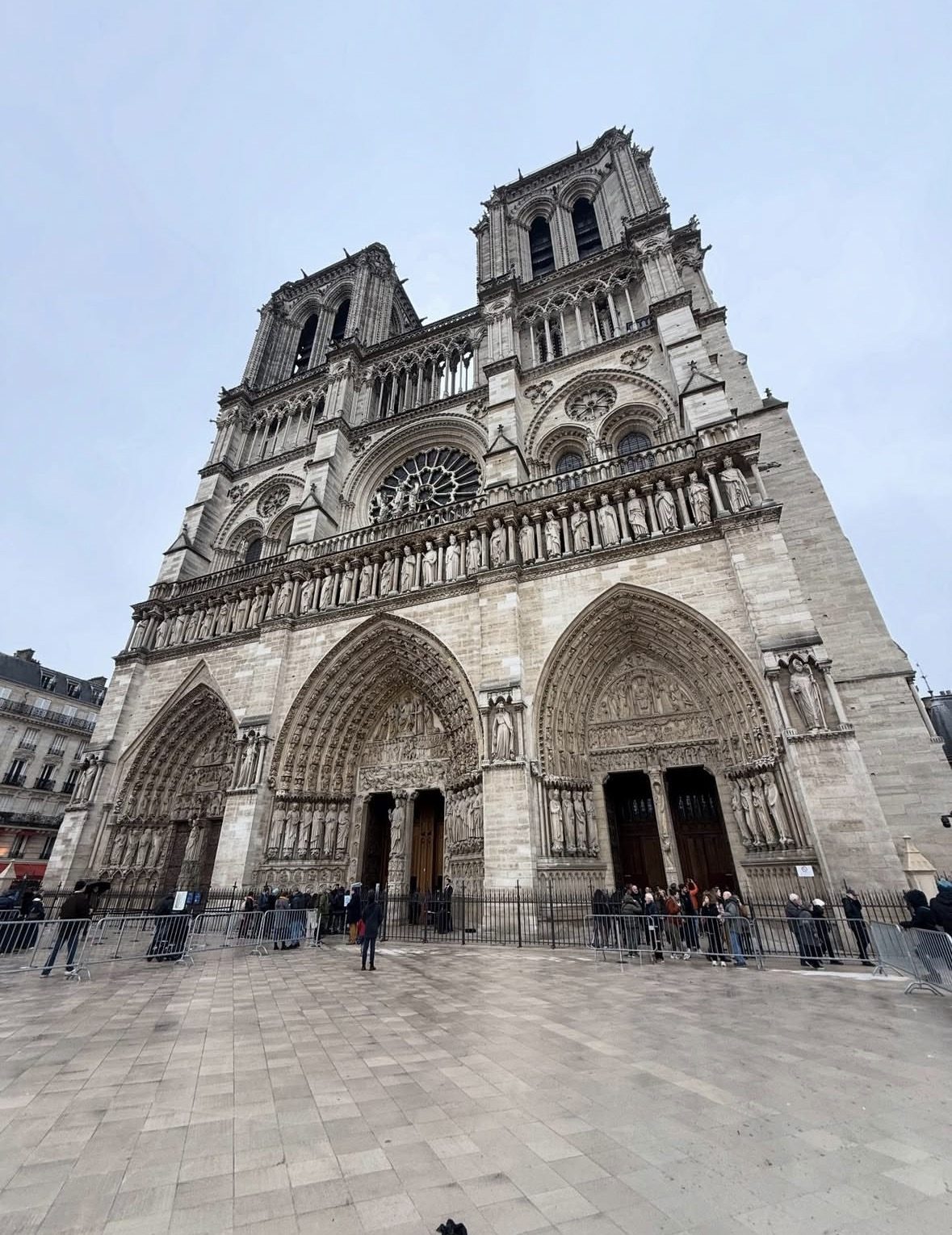 Fachada principal de Notre Dame de París con su entrada monumental y rosetón gótico