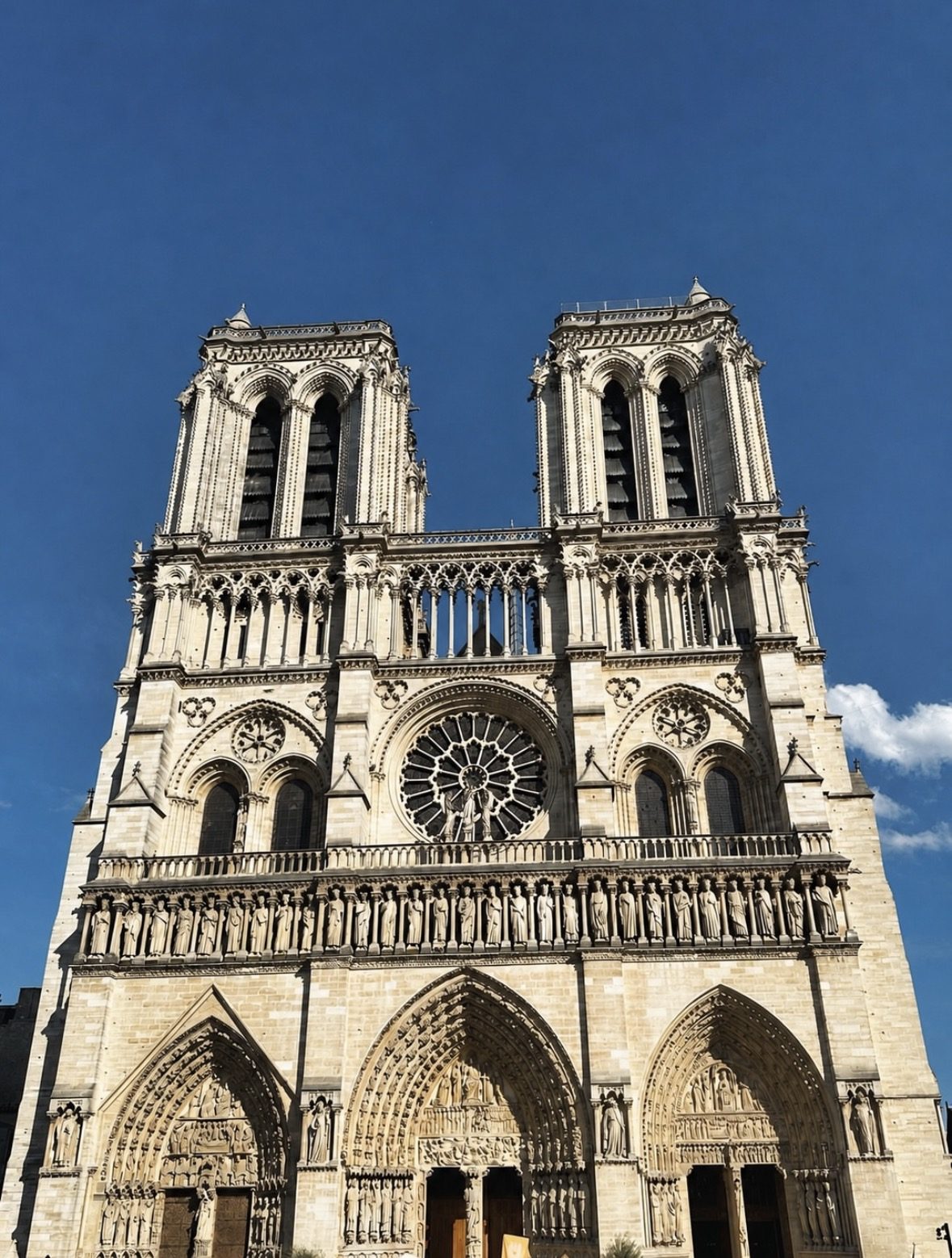 Mapa de transporte público alrededor de Notre Dame de París con estaciones de metro y RER