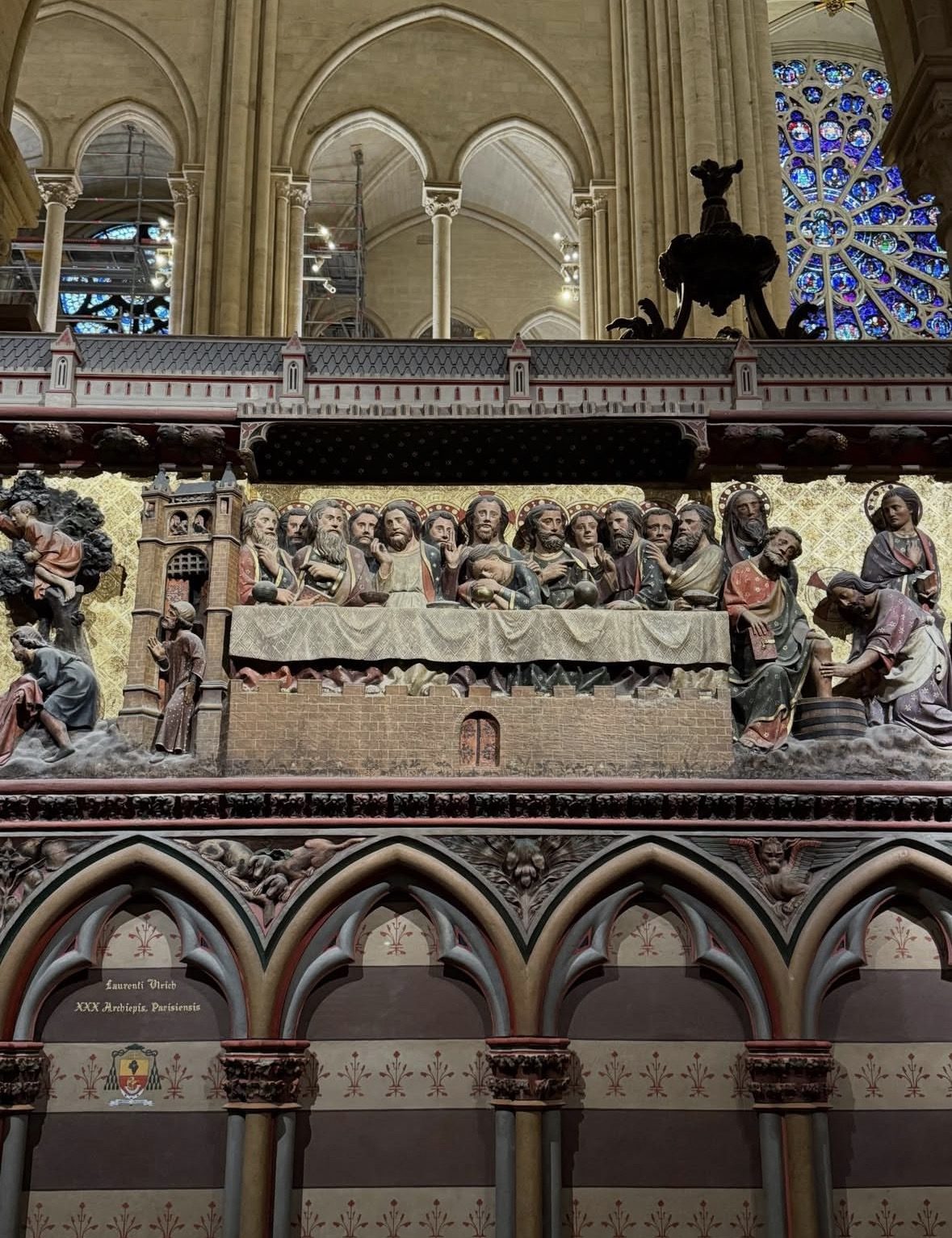 Viajero con ropa adecuada preparado para visitar la catedral de Notre Dame de París