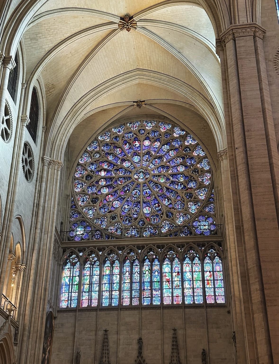 Señalización de seguridad y personal de vigilancia en la entrada de Notre Dame de París